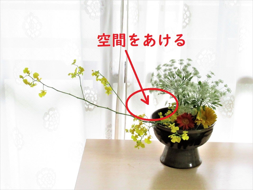 どっしりとしたコンポート花器にいける 理系男子による自由に花をいける秘訣（自由花）