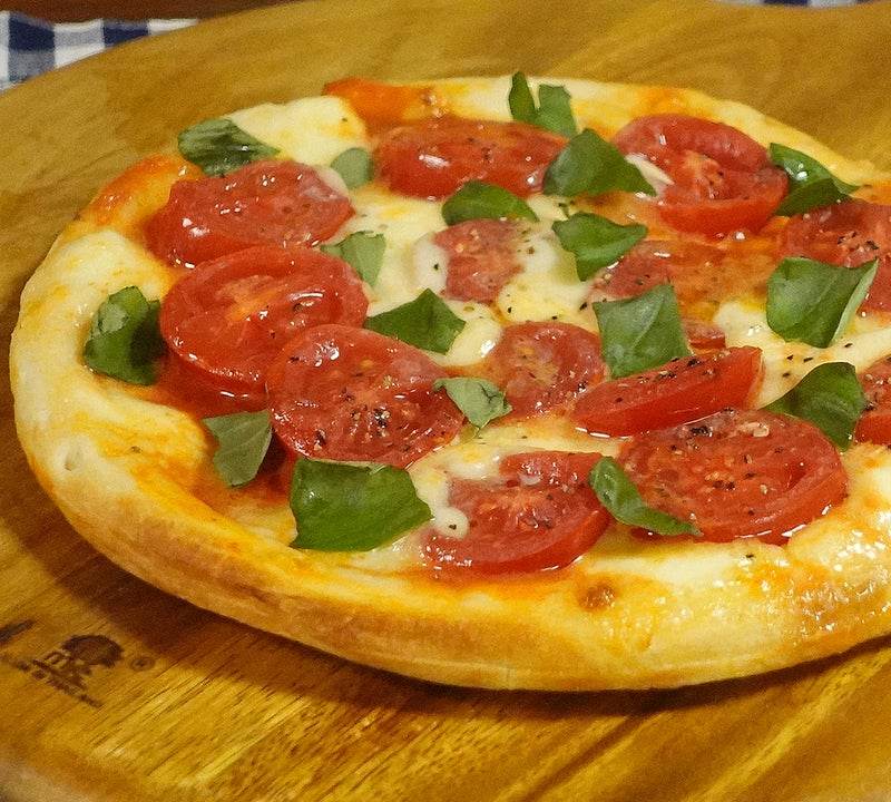フレッシュトマトとモッツァレラのとろとろピザ