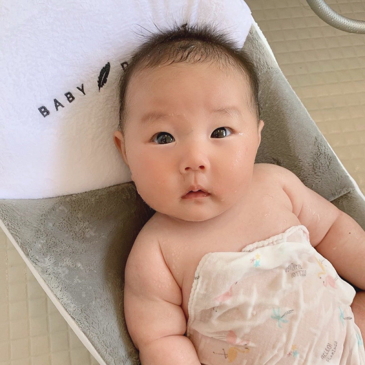 超爆安 クッシーネストクラウド 0〜6ヵ月 新生児 沐浴 赤ちゃんのお風呂に ふわふわシートのベビーバスチェア 洗濯OKマット