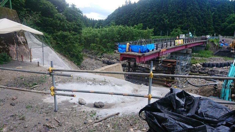 津川方面と村松方面をつなぐ「三月沢橋」 現在は崩落しており、修復工事中🚧 よって村松側からしか行けないのだ。 その村松側からきたばやい、三月沢橋の手前を右折して、最初のＴ字路を左折する。 (￣ω￣)