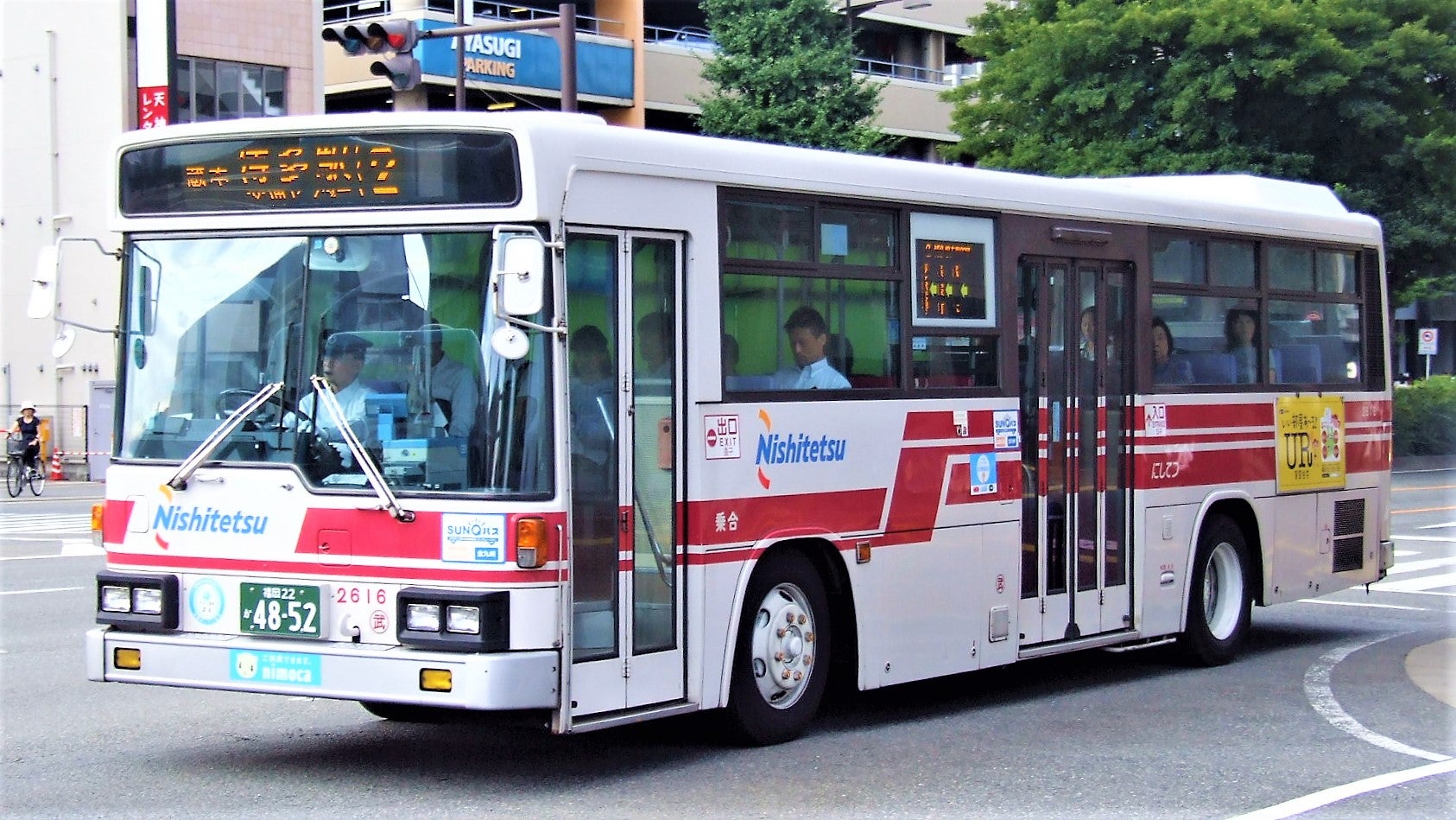 NO．3015 ハーモニー塗装にラッピングと存在、西鉄バス