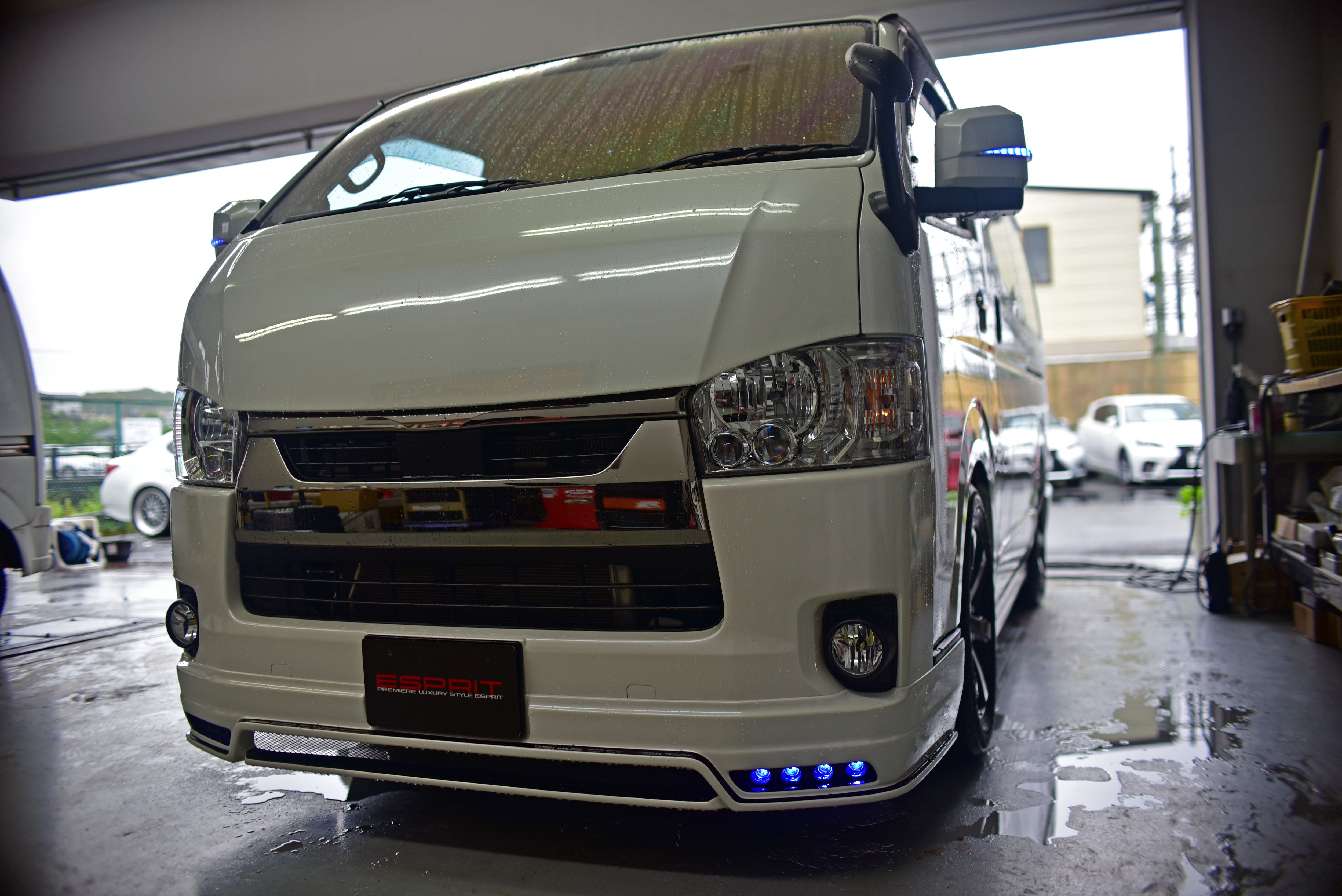 ハイエース6型 AVEST VerticalArrow & Valenti ウルトラシグマ取付 