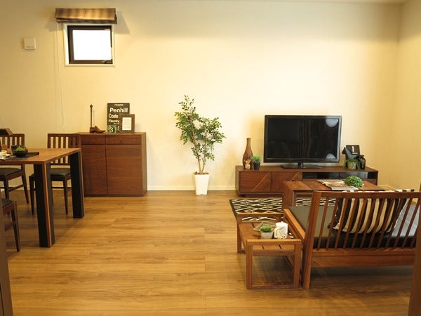 格子デザインの家具を取り入れた和風モダンスタイルのコーディネートを
