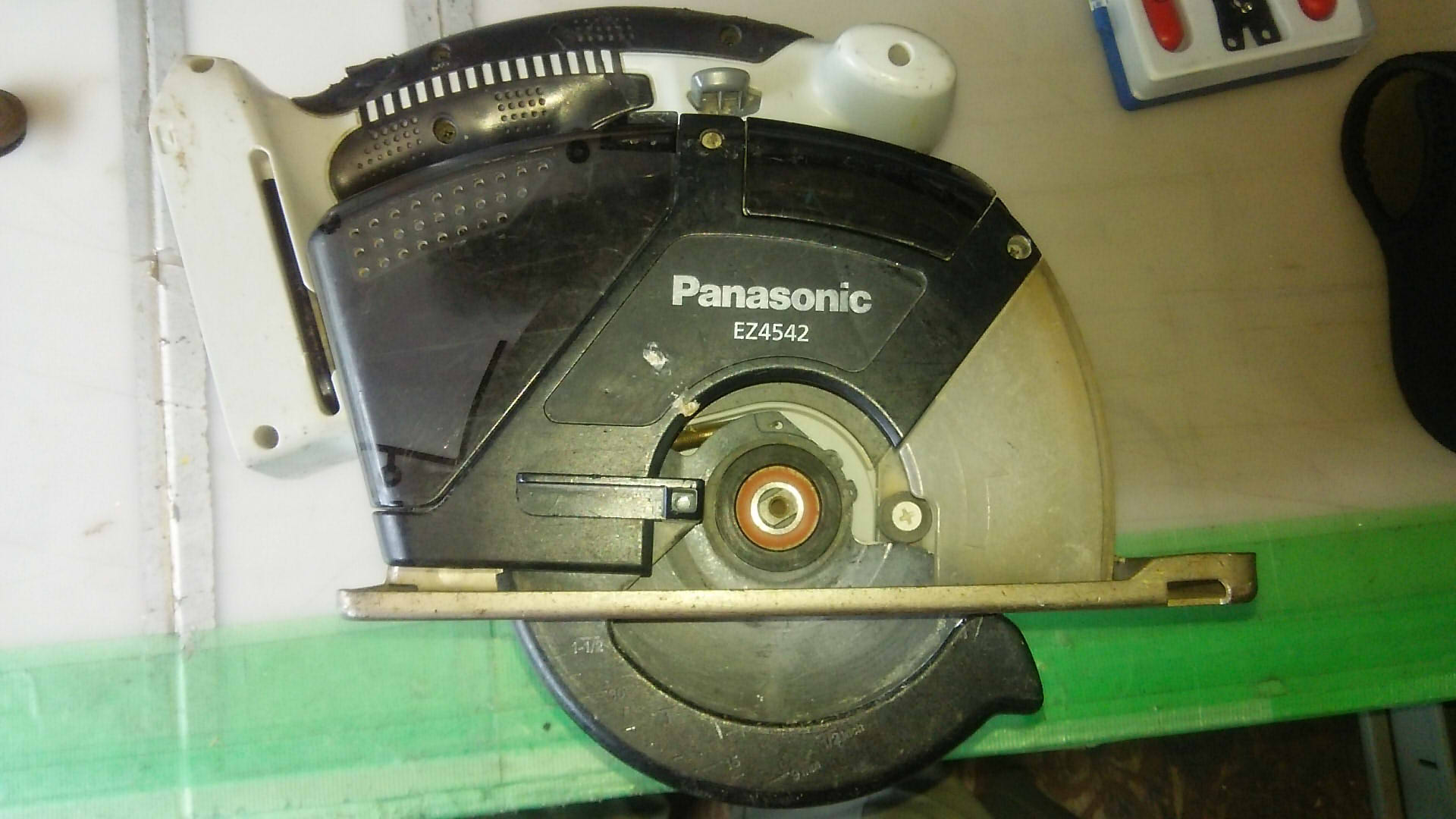 人気ブランドの Panasonic パナソニック 充電パワーカッター 14．4V 5