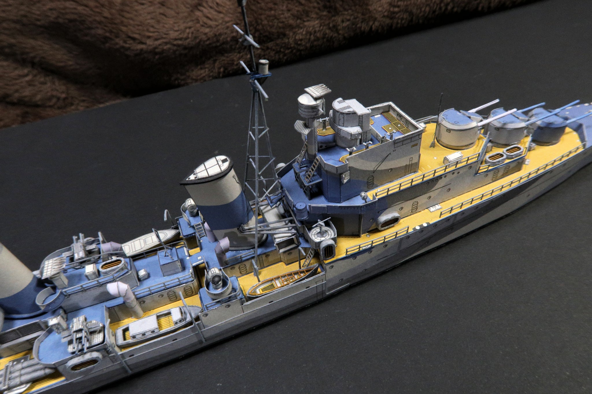イギリス海軍 軽巡洋艦シリアス (1:400) ペーパークラフト イギリス海軍 軽巡洋艦シリアス (1:400) ペーパークラフト