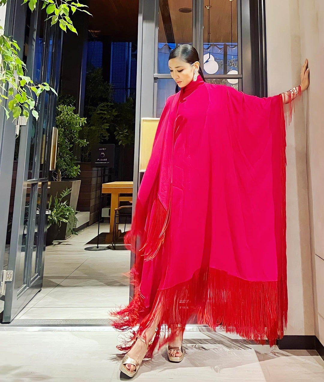 赤フリンジドレスでモデル風？！ | AHN MIKA オフィシャルブログ 