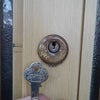 玄関引き戸　召し合わせ錠加工交換作業　富山の鍵屋の画像