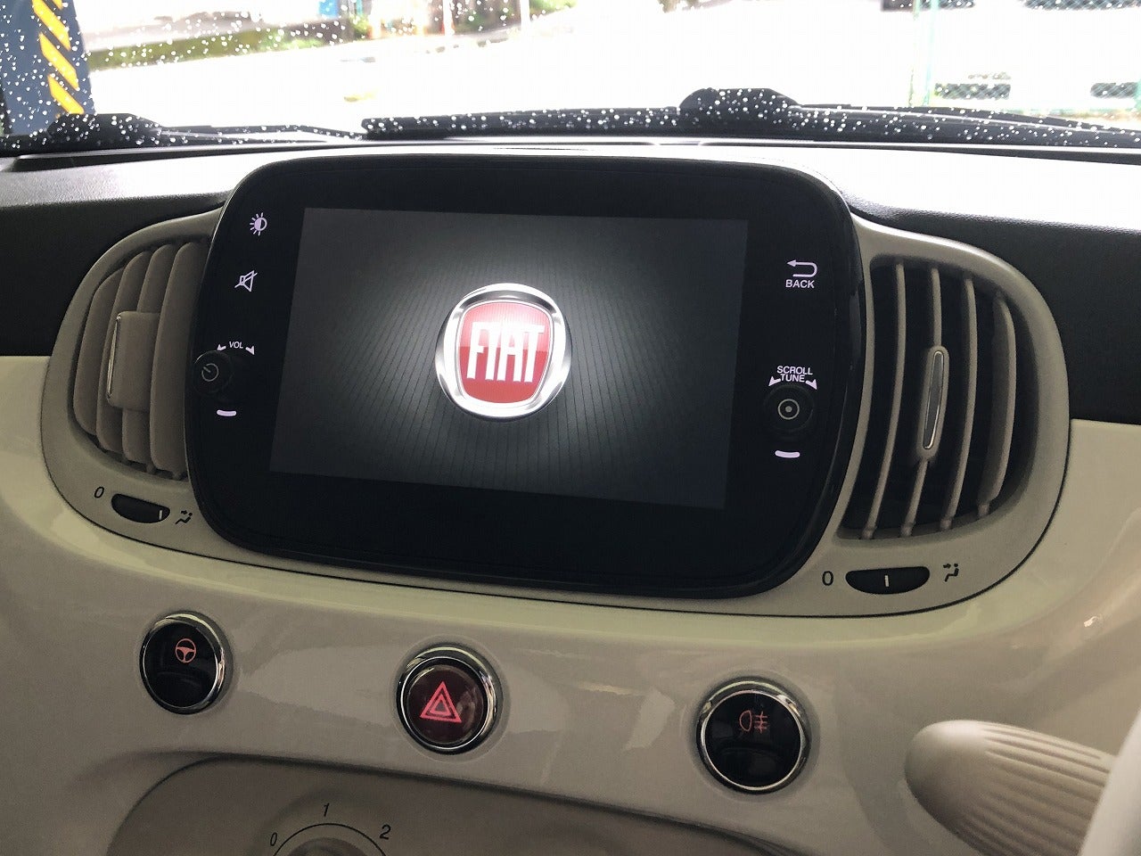 FIAT500純正7インチUconnect付車にバックカメラシステムを