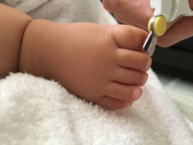 赤ちゃんの足の爪切り