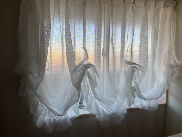 小窓にバルーンカーテン | 大好きなものに囲まれて暮らす 白い小鳥と紅