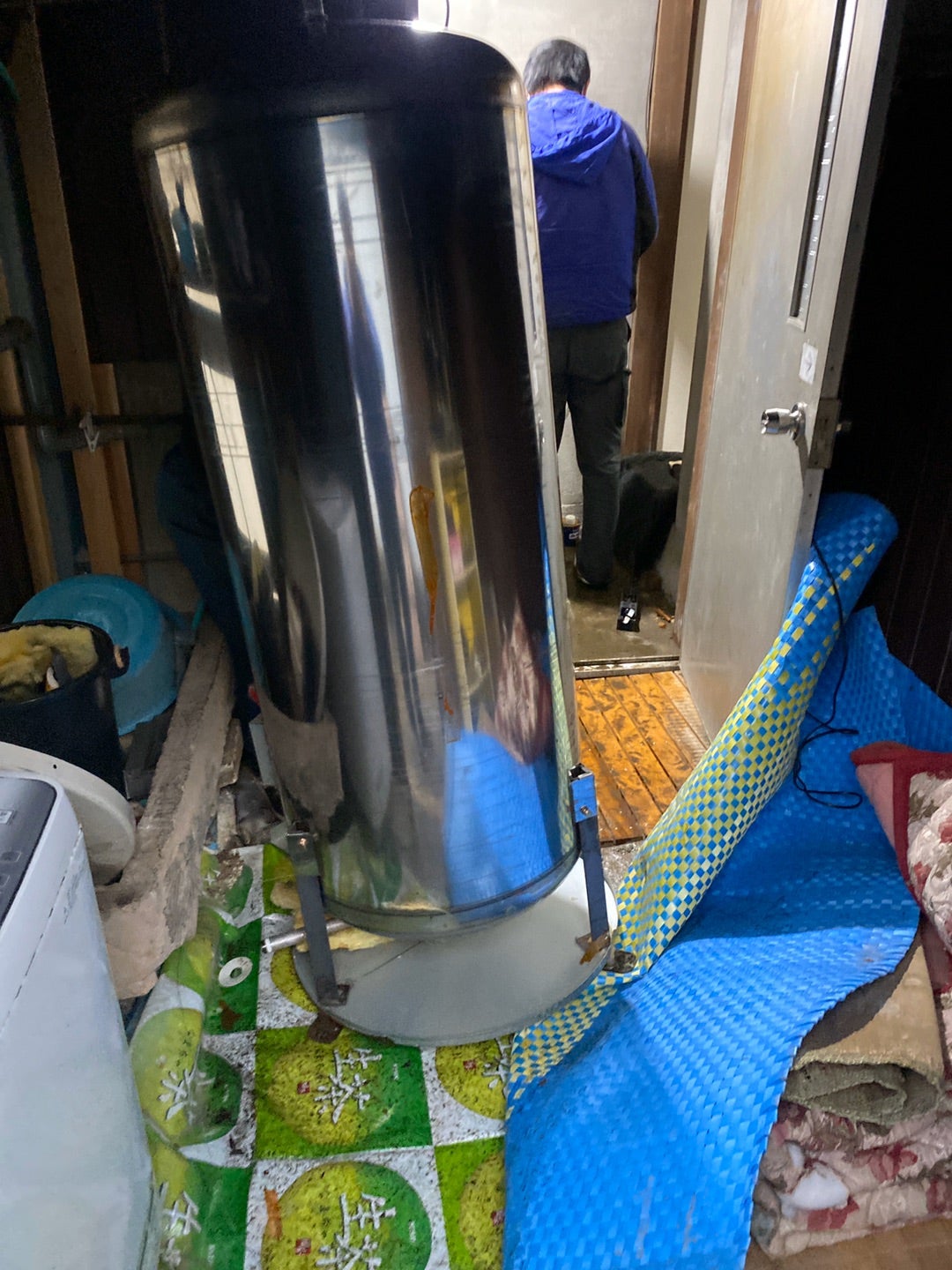 昭和60年の電気温水器から室内置き石油給湯器へ交換。待ってはい 昭和60年の電気温水器から室内置き石油給湯器へ交換。待ってはい