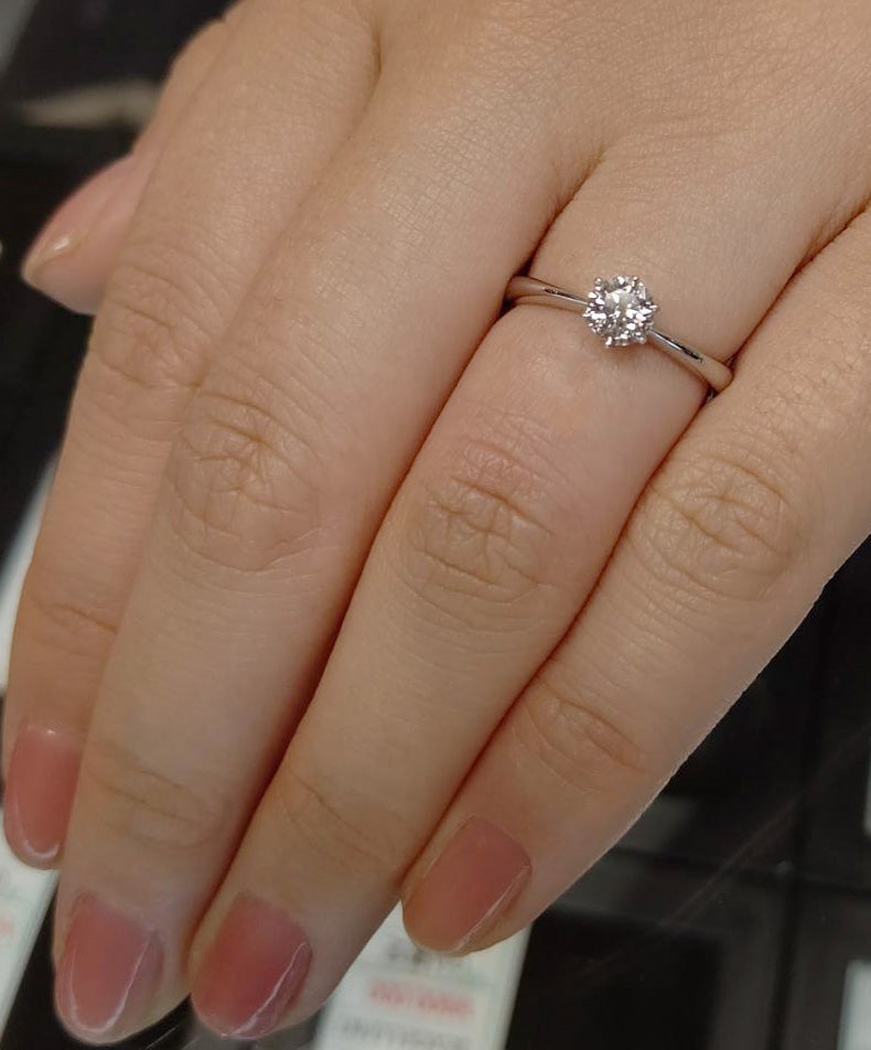 高品質0.4カラットダイヤモンドのご婚約指輪とご結婚指輪をご購入