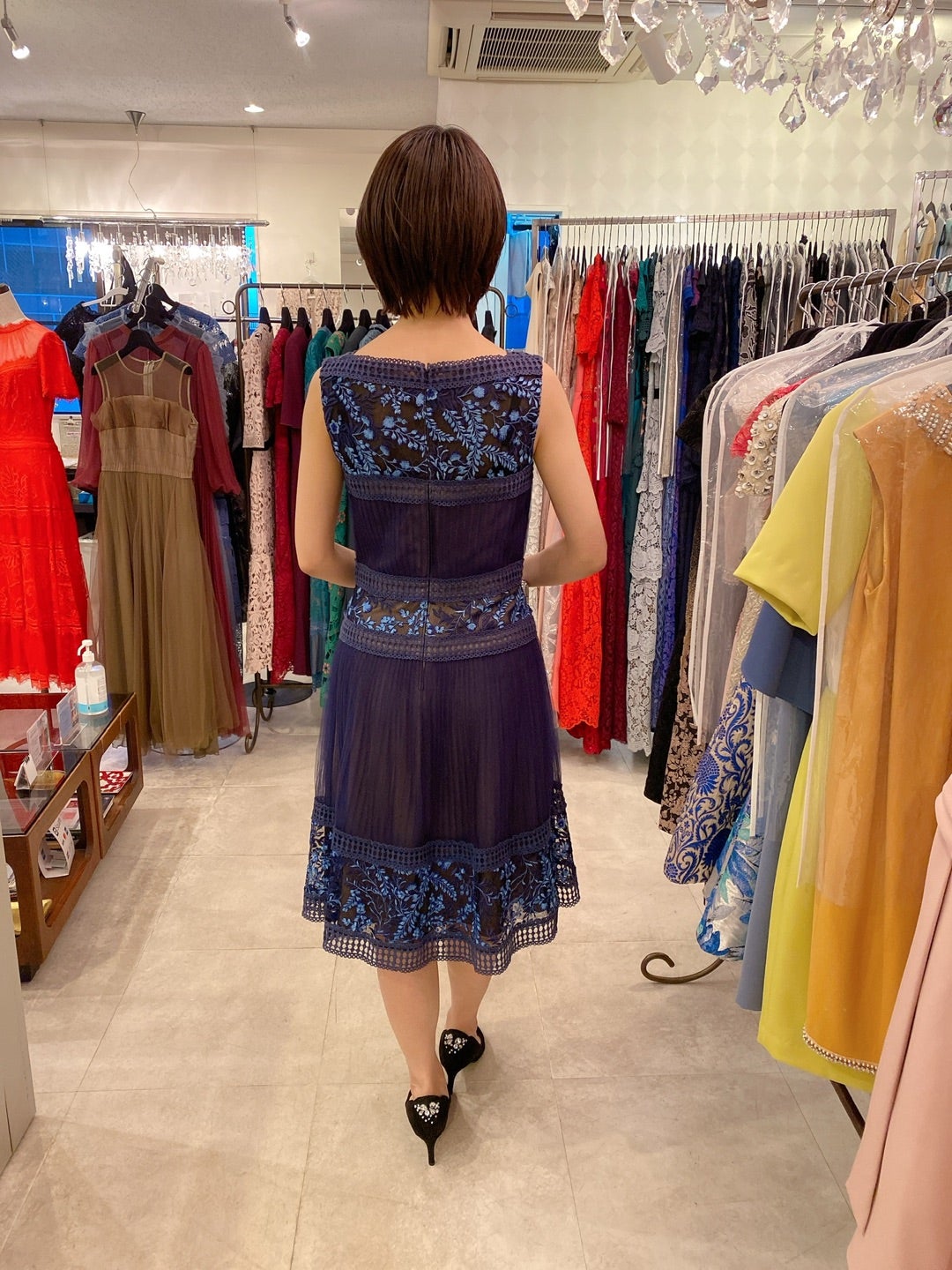 プリーツネイビーの可愛い印象を叶えてくれるTadashi Shojiのドレス | ブランドドレスのレンタルショップ♪ドレスティークスタッフブログ