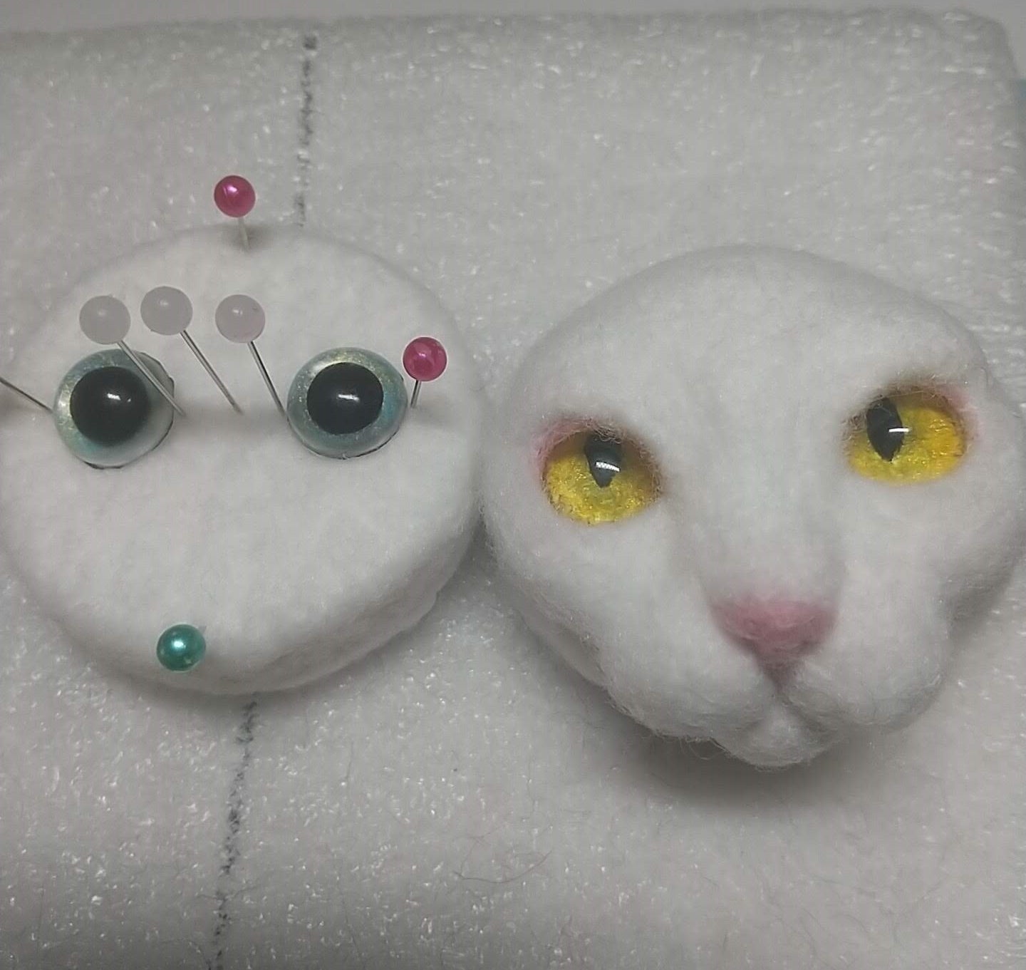 羊毛フェルトで作る猫のブローチ・その２【猫の眼の作り方】（ガラス