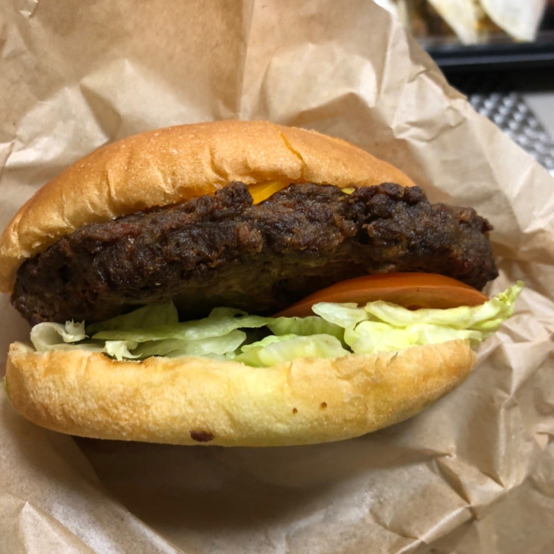 コストコ チーズバーガー（アメリカのハンバーガーって美味しくなくて美味しいですよね）  乗り物が好き