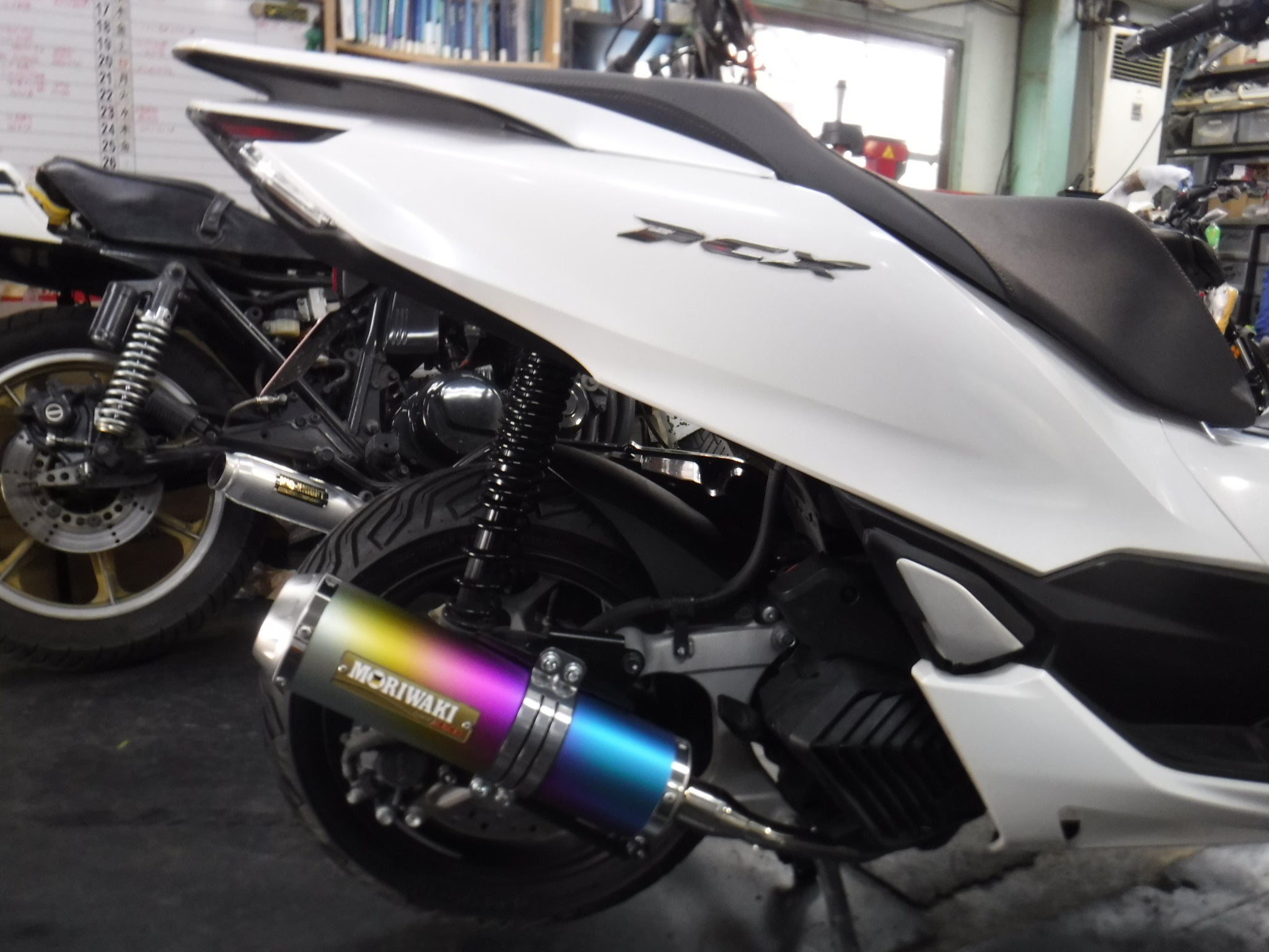 新型PCX125 モリワキマフラー＆フェンダーレス！！ | 本庄市のバイク屋 