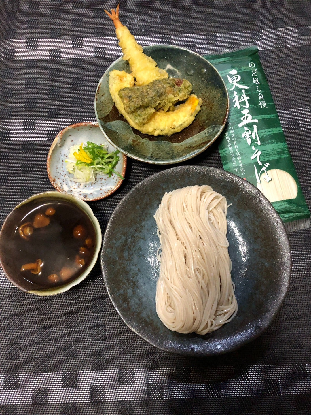 青森のオジサンが作る『なめこつけ蕎麦』と丸亀製麺の天ぷらテイクアウトして一緒に食べてみた！ | 北東北のラーメン食べ歩き道楽のブログ