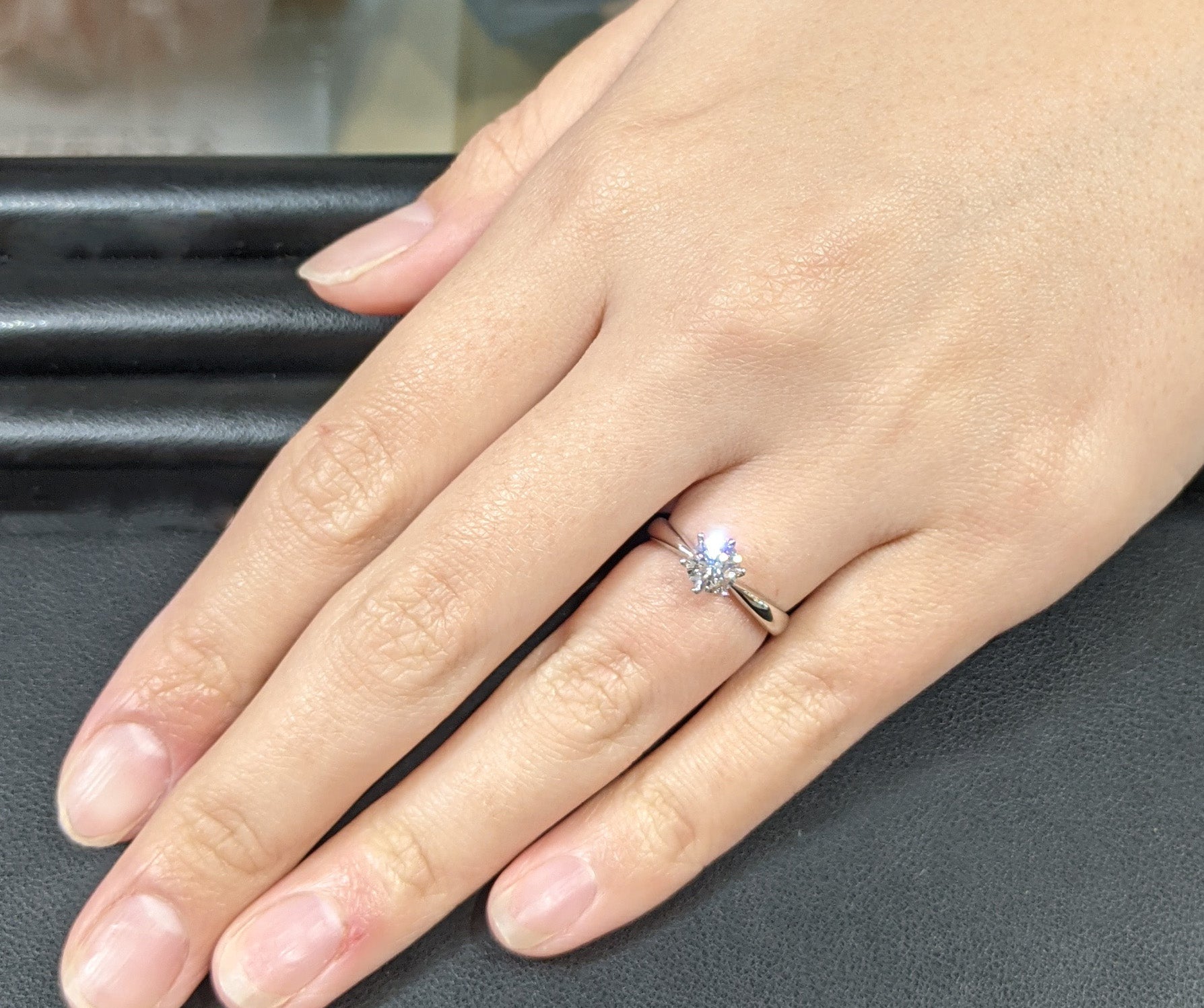 大粒＆高品質0.7カラットダイヤモンドのご婚約指輪をご購入いただき 