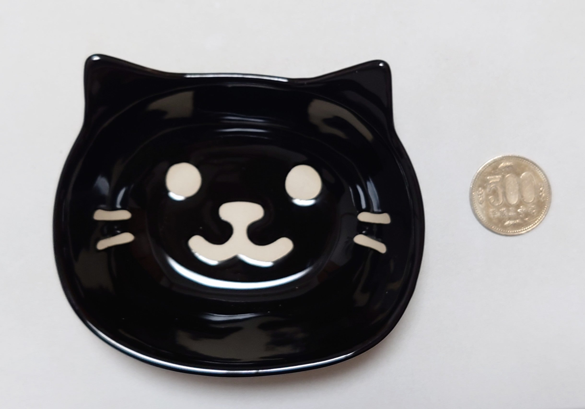 セリア】黒猫ちゃんのお皿が可愛いと私の中で話題♥ メンタル疾患者