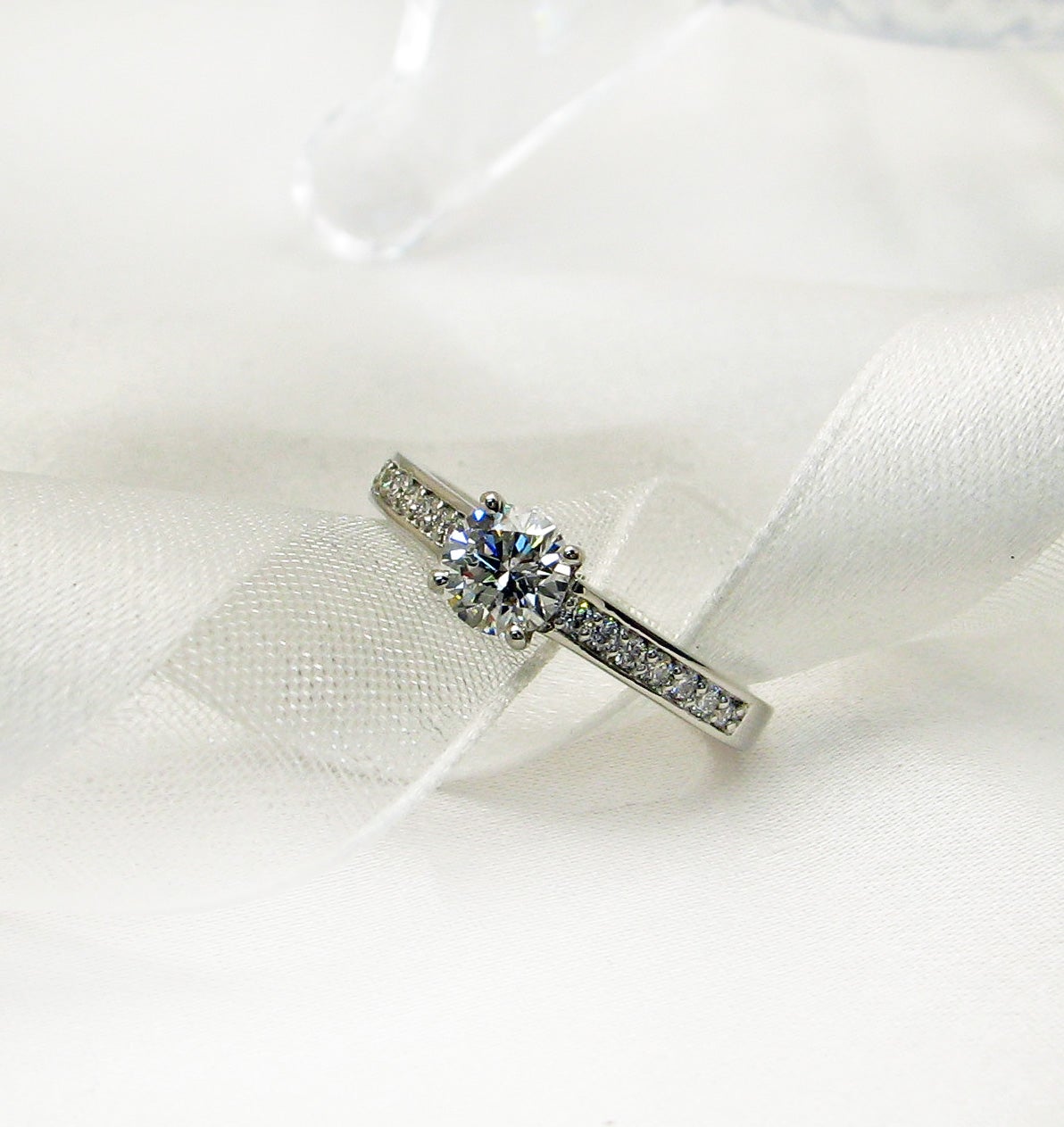 大粒＆高品質カラットダイヤモンドのご婚約指輪をご購入いただき