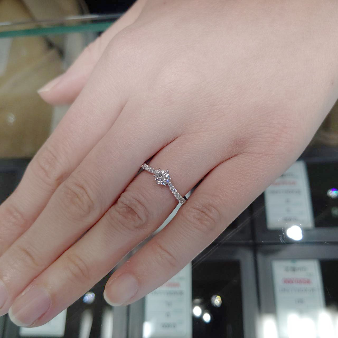 高品質0.3カラットダイヤモンドのご婚約指輪をご購入いただきました 