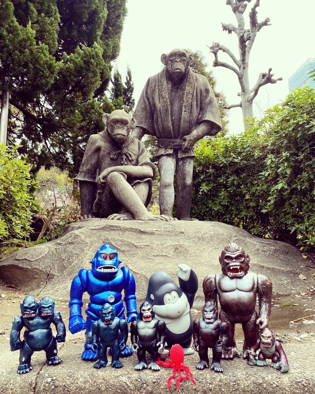 天王寺動物園で動物達を見守る猿の神様 リタとロイド | 怪獣玩具と 