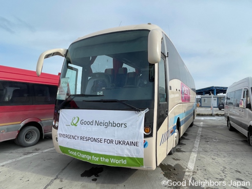 イサクチャ国境地点でグッドネーバーズが提供しているバス