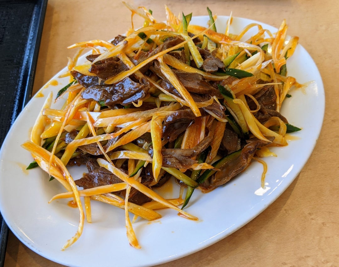 豚肉とたまごときくらげ炒め定食と砂肝とネギときゅうりの和え物