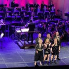 レビュー ラジャトンがスーシティ交響楽団のコンサートでABBAの新たな魅力を伝えるの記事より