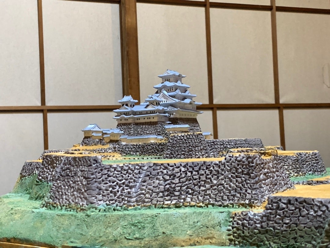 姫路城の全体の瓦を明るくしてみました。の記事より