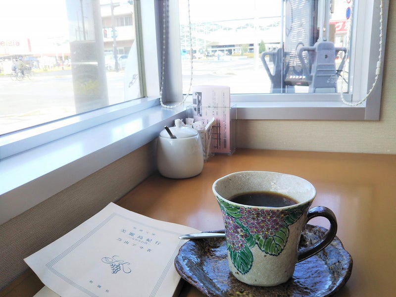 喫茶店でコーヒーを飲みながら読書