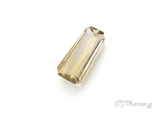 透明な水晶の中に金色の針の太いタイチンルチルが入っているタイチンルチルクォーツのペンダントの画像