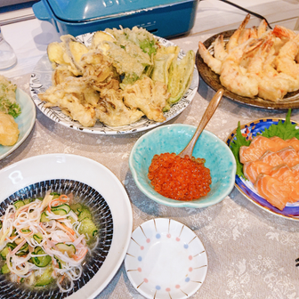 晩酌 天ぷら、サーモン、いくら、冷凍食品やコンビニ弁当