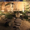 京町家の庭　昼と夜の雰囲気の違いの画像