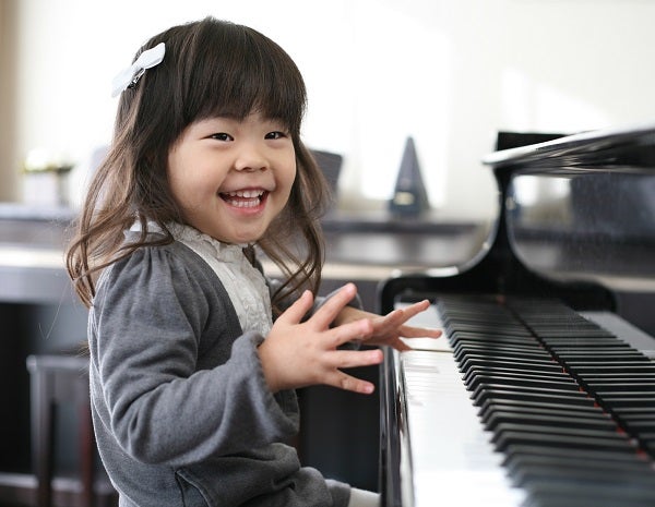 ピアノを喜ぶ女の子
