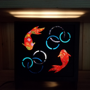 金魚と水紋のライトの画像