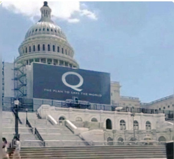 “国会議事堂前に 巨大なQのスクリーン”