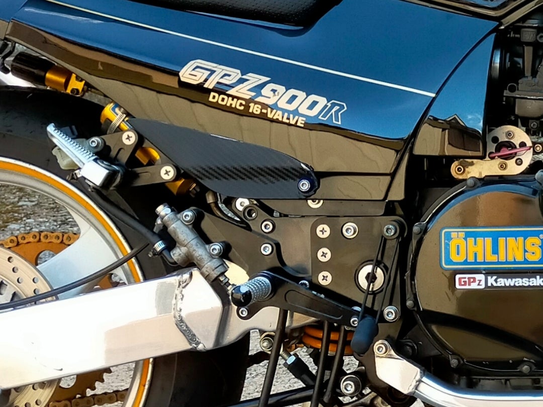 GPZ900R☆塗装済バックステップ取付け! | GPZ900Rの愉しみ方