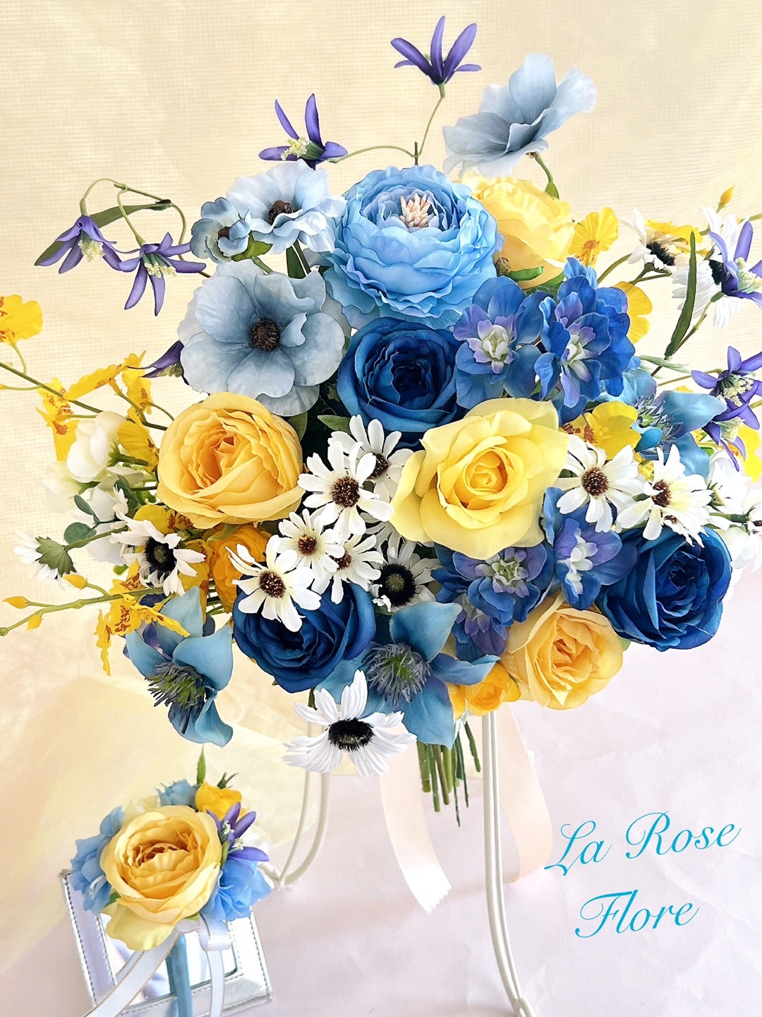 青ｘイエローｘ白い小花のナチュラルクラッチブーケ | ウェディング 