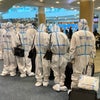 バンクーバー空港で注目を浴びていた集団の画像