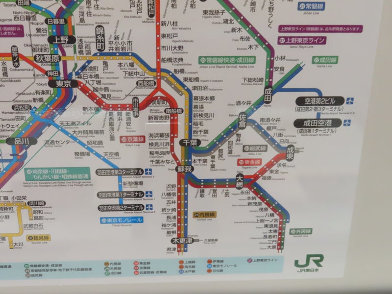 来春開業予定の京葉線新駅「幕張豊砂駅」をシールで覆った路線図が、首都圏の電車に使用されています