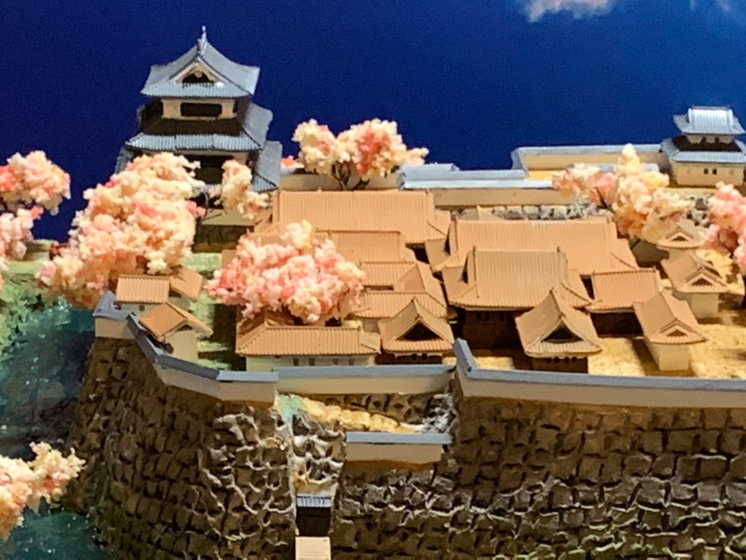 城ミニサイズ　弘前城・春の完成の記事より