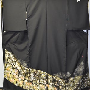 山口美術織物謹製・縫取り総刺繍黒留袖の新柄が入荷の画像