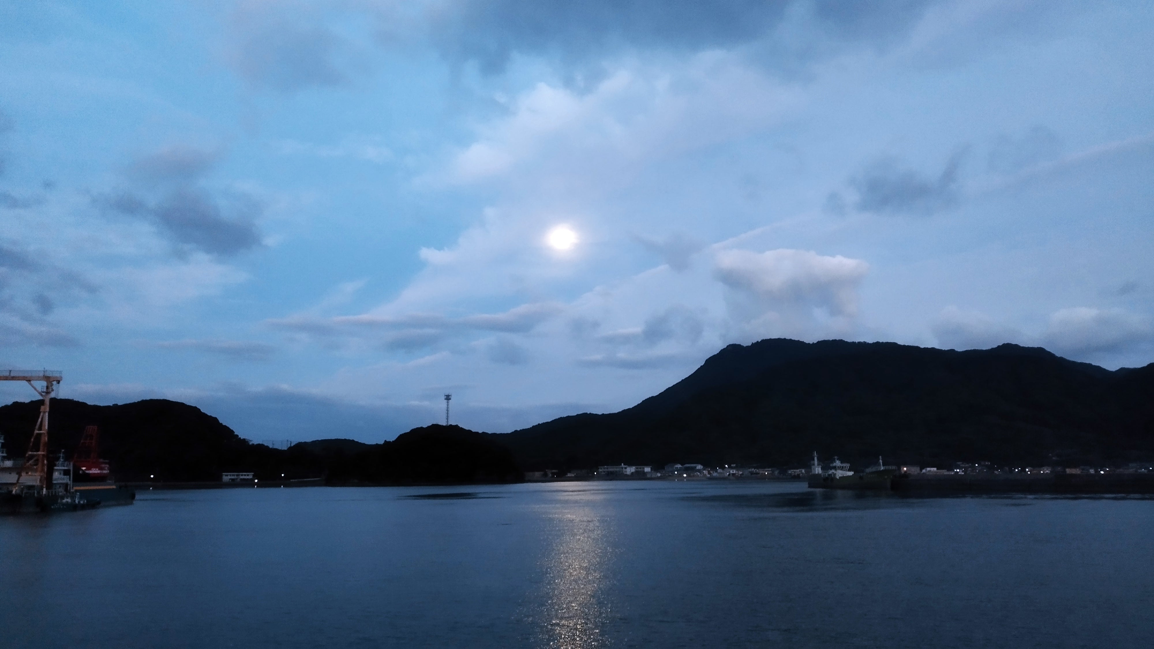 夜明けのフルムーンの記事画像