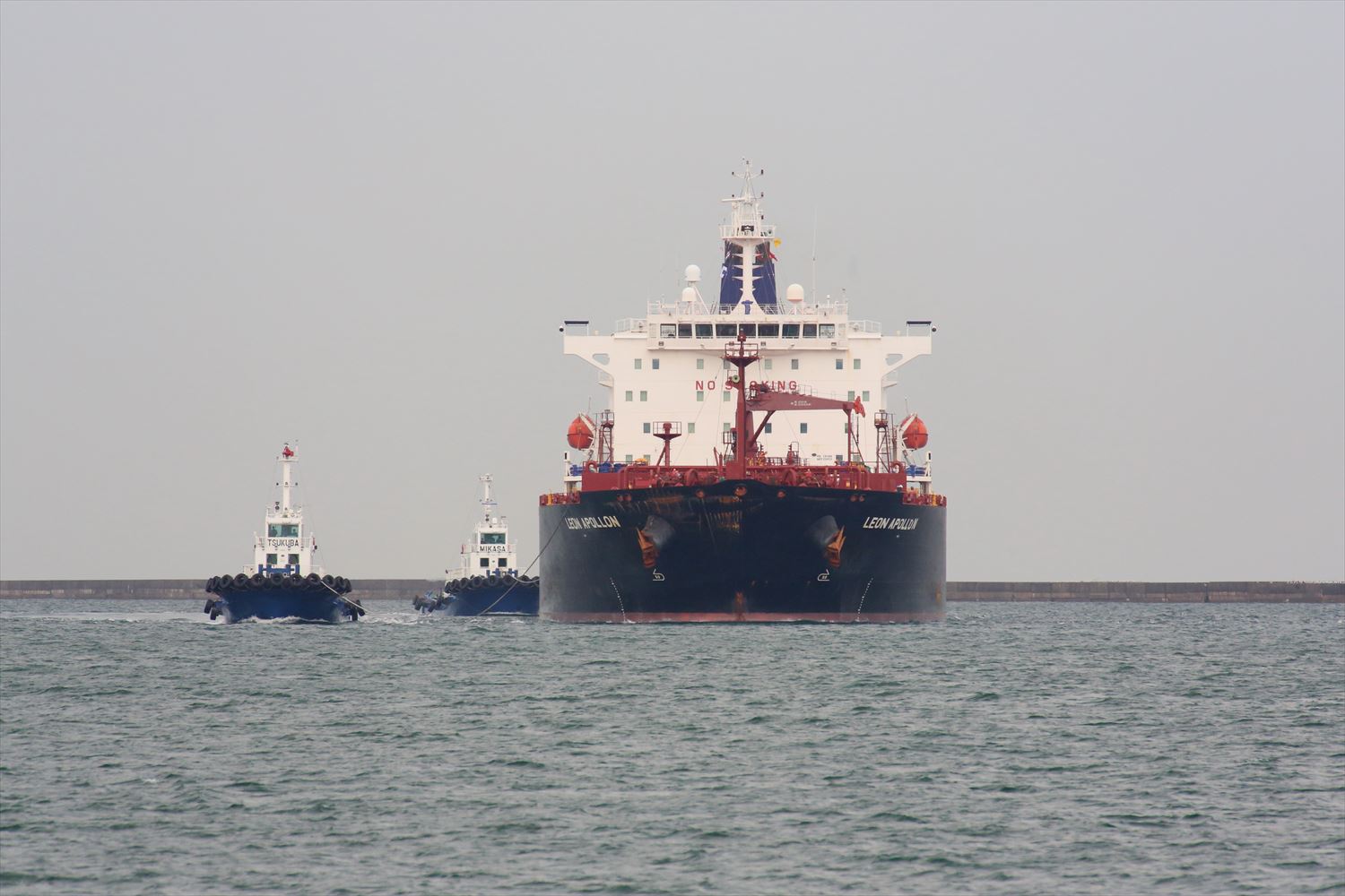 鹿島港の風景 ギリシャの原油／プロダクトタンカー ｢LEON APOLLON 