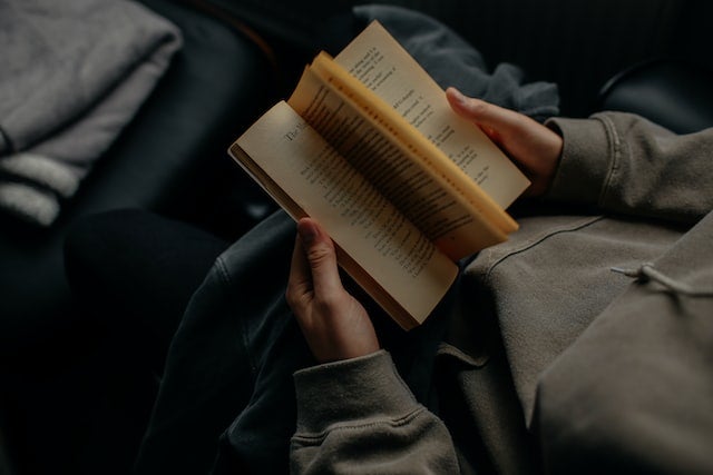 本を読む人、本