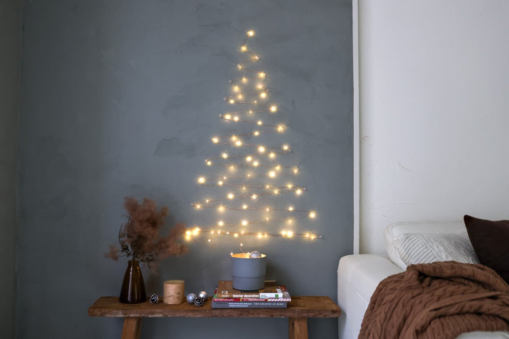 慌てて、クリスマス前日に飾付け ! 壁にイルミネーションのツリー