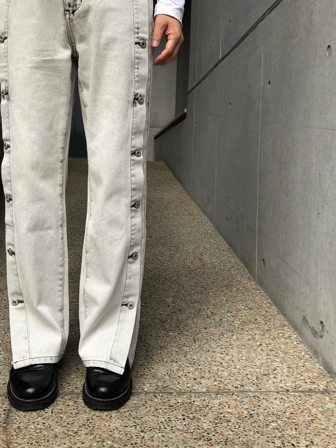 Feng Chen Wang SIDE RELEASE DENIM PANTS WHT/B | ragazzo cultura