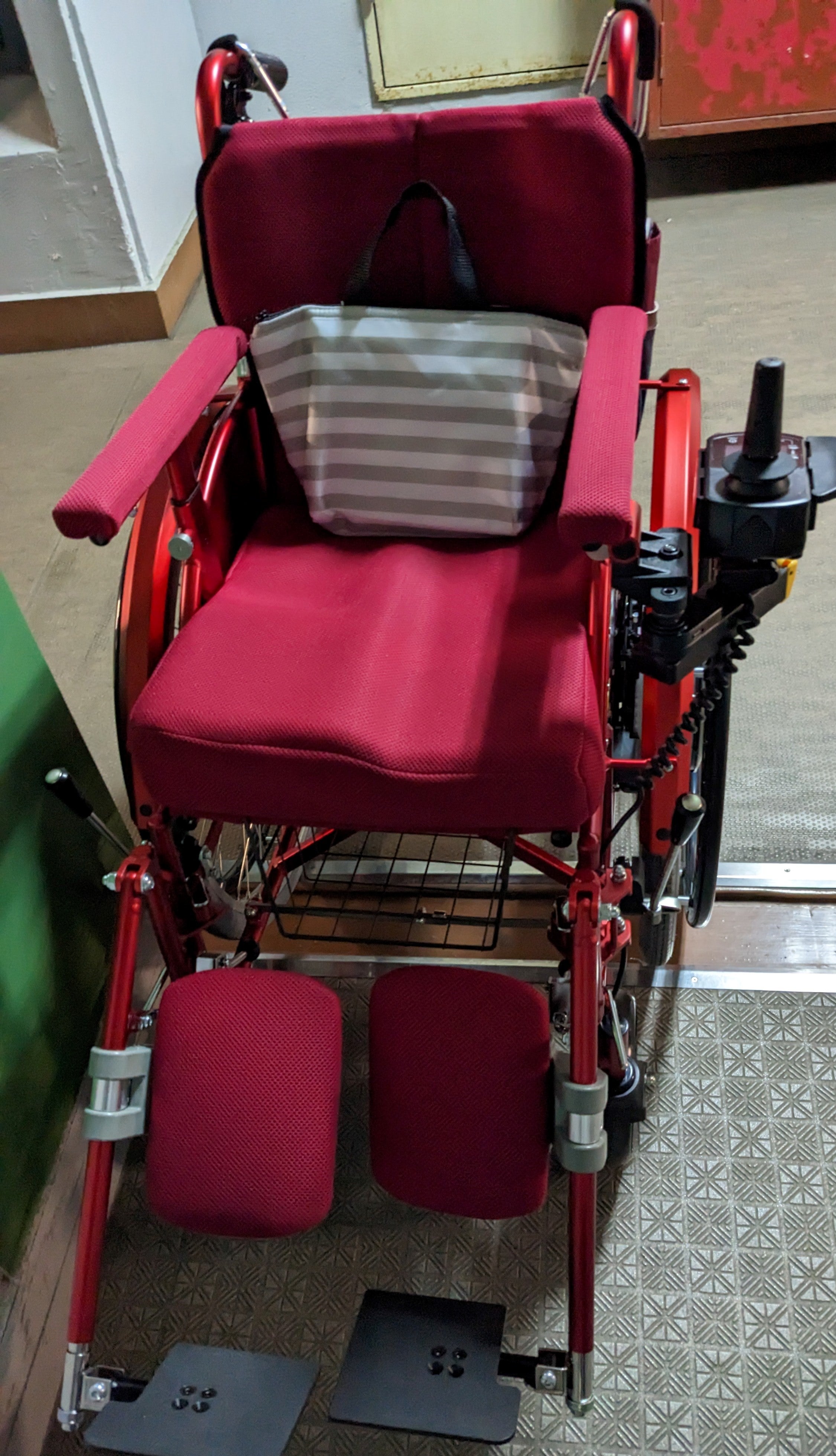 シャア専用車椅子 | 歌うCHAOS ～ 線維筋痛症で末梢神経障害で脊椎側彎