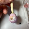 うさぎ＆ラインストーン入りのピンク卵のバッグチャームの画像